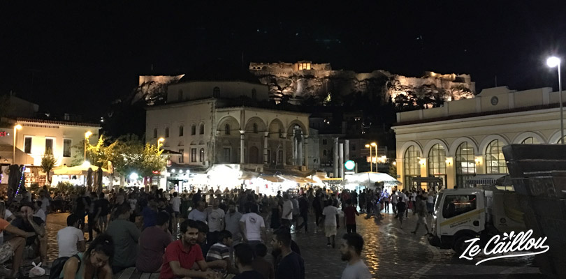 La place Monastiraki, au pied de l'acropole en plein centre d'Athènes.