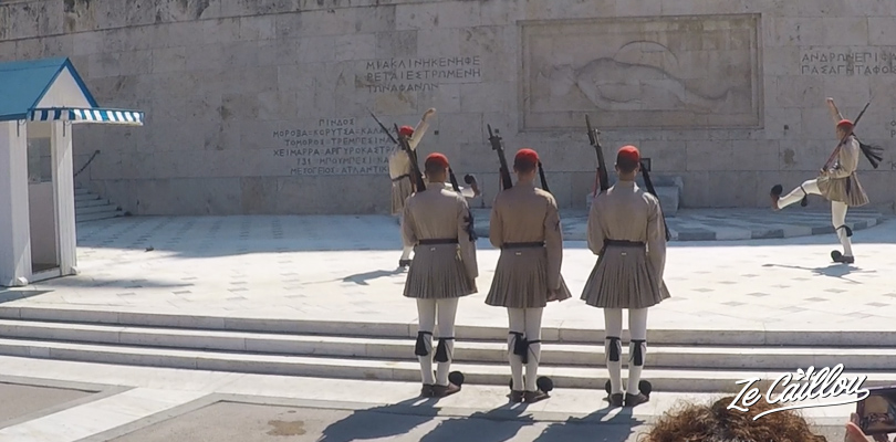 La relève de la garde, place Syntagma vers le parlement Grecque à Athènes.