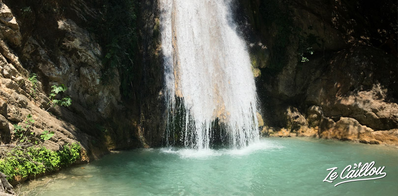 Les chutes, très bel endroit avec cascade et eau clair où se rafraîchir en été en Grèce.