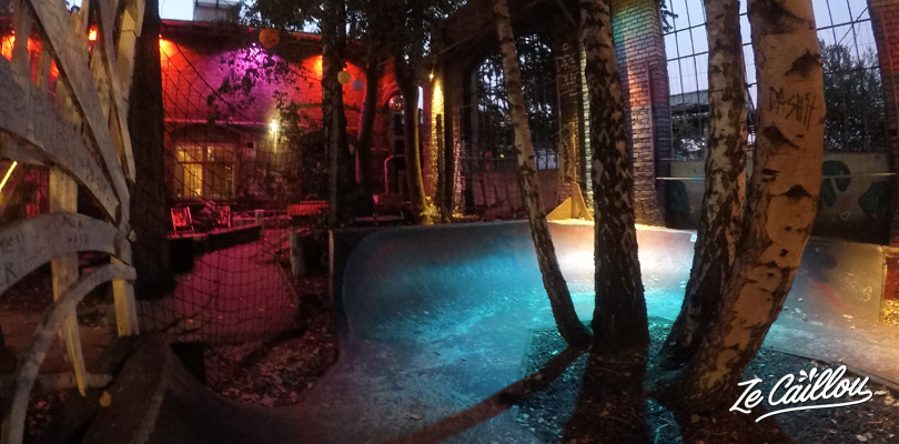 Outdoor bars, indoor skatepark, climbing wall, night club... a good place to go out in Berlin.