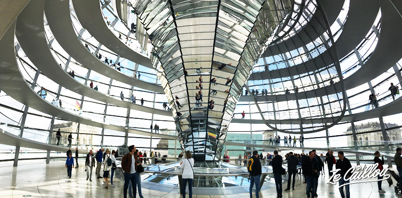 Discover the inside part of the Berlin Reichstag dome and its hundreds mirors.