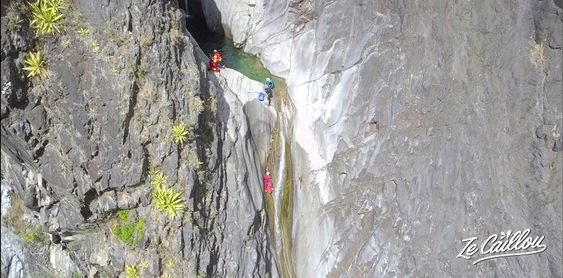 Wonderfull rappelling descent of 55 meters in the Fleur Jaune canyoning.
