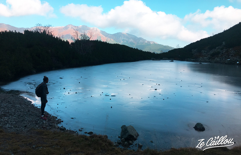 Petit lac gelé de Cierne Pleso, en arrivant au Zelene pleso dans les Tatras moutain.