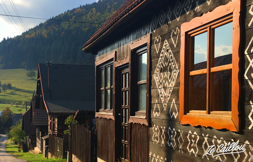 Les motifs blanc des maisons de Cicmany en Slovaquie représentent les motifs de leur broderie.