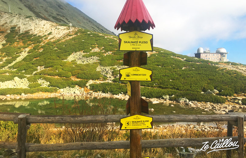 Le chemin de randonnée des Tatras est bien indiqué par des panneaux.