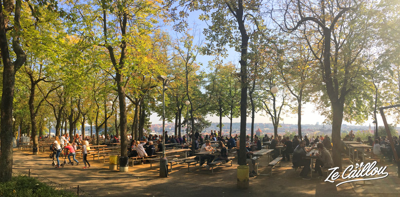 Beergarden dans le parc Letna en hauteur de Prague, pour boire une bière pendant les beaux jours.