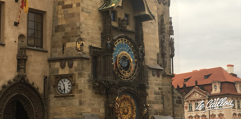 We admire the Prague's astronomical clock during our trip in Czech Republic in a van