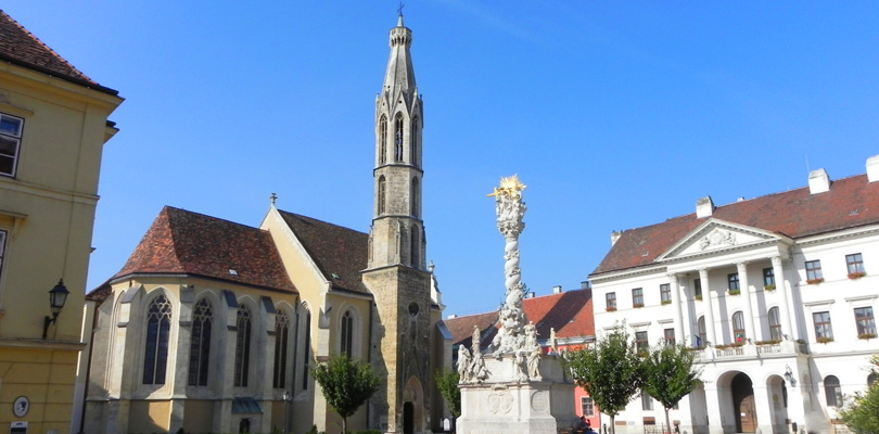 Voici la place Fo à Sopron au Nord Ouest de la Hongrie, proche de Vienne et Bratislava.
