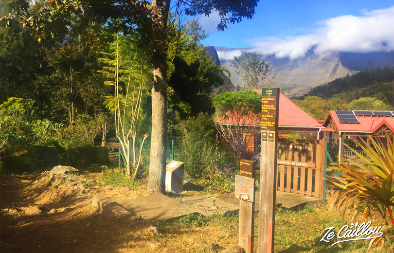 Les panneaux en face de l'école d'Aurère ainsi qu'un robinet d'eau pour la rando du GRR2 à la Réunion.