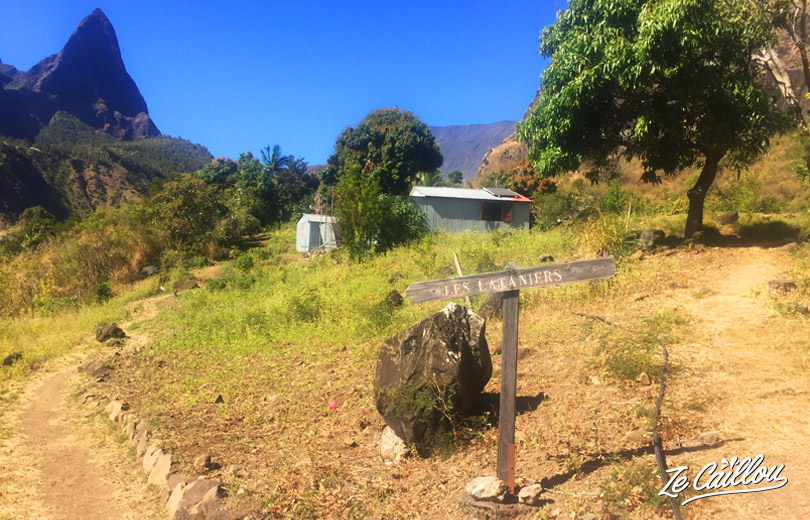 Arrivée des le village des Lataniers lors de notre rando Cayenne>Roche Plate durant le GRR2 à la Réunion.