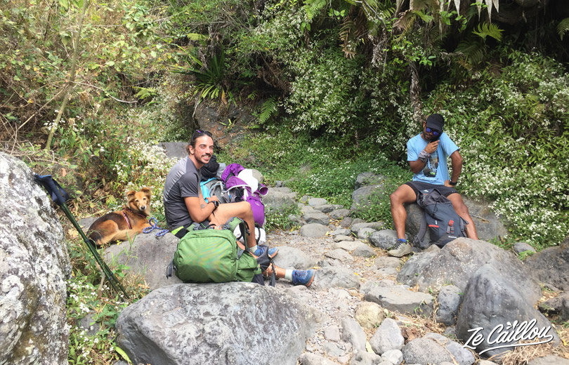 Pause déjeuner entre amis en direction de la Brèche à Mafate lors de la randonnée du GRR2 à la Réunion.