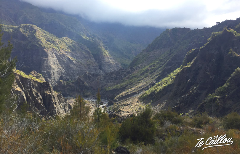 La magnifique vue vers Trois Roches lors de la randonnée Roche Plate Marla de notre GRR2 à la Réunion.