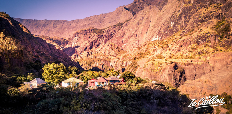 Le magnifique petit île de Cayenne à Mafate en plein coucher de soleil.