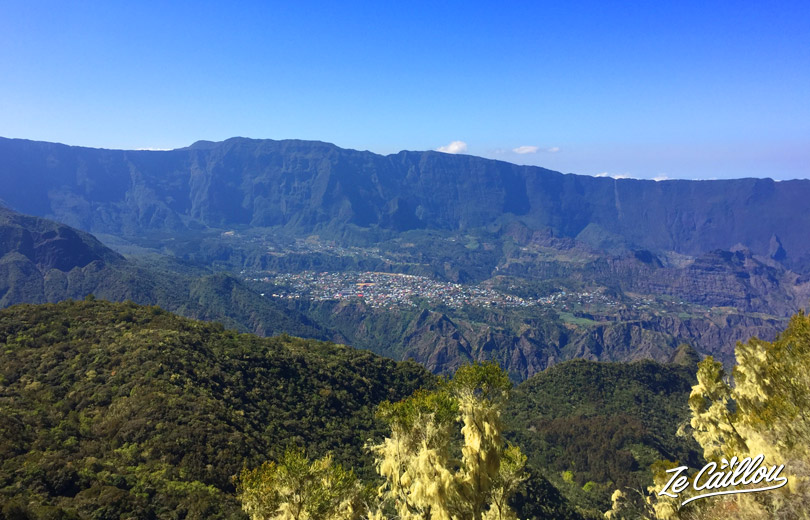 Vue sur Cilaos depuis le sommet du col du Taibit lors de l'étape Marla Cilaos de la rando du GRR2
