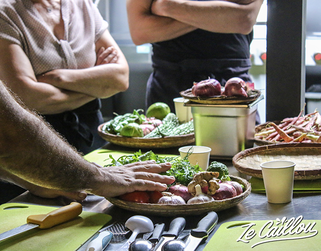 Découpe de légumes lors d'un atelier de cuisine créole à la Réunion.