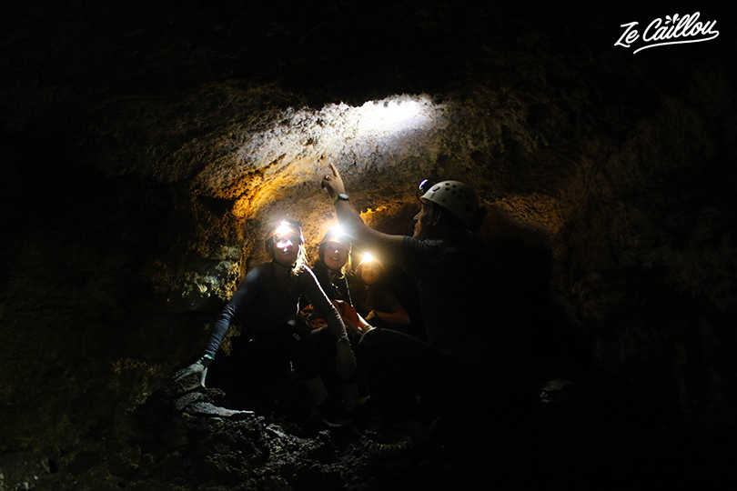 Sebastien, notre guide, nous explique les différentes formations géologique de la grotte.