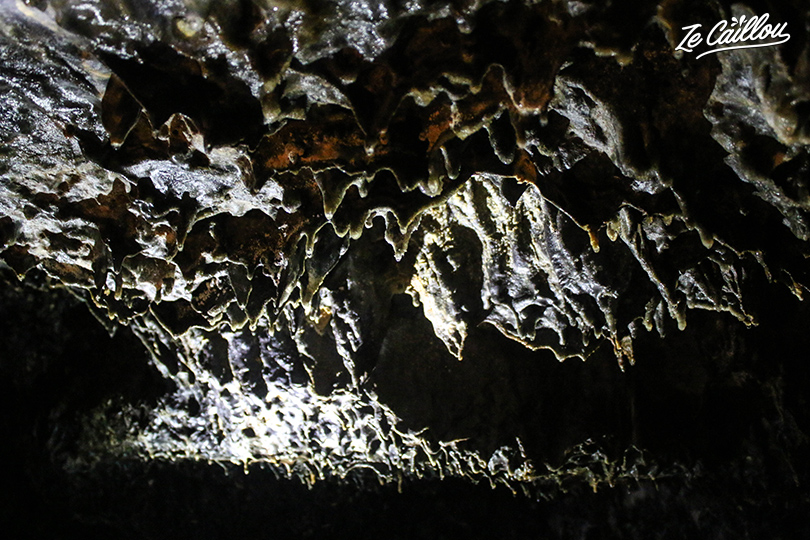 Des petits stalactites dans la grotte du tunnel de lave du bassin bleu.