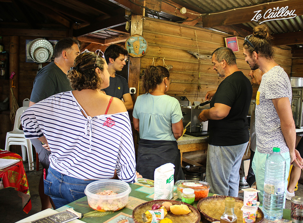 Doudou nous montre comment faire frire les beignets lors de l'atelier de cuisine créole au Maïdo.