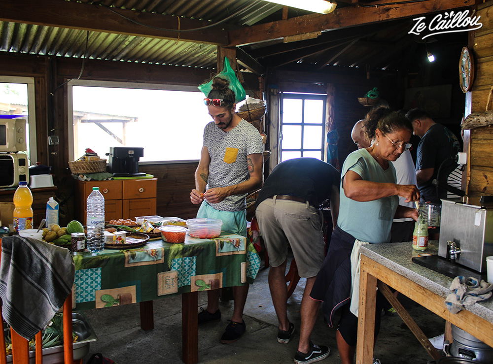 Tout le monde en pleine préparation lors de l'atelier de cuisine créole chez Doudou.