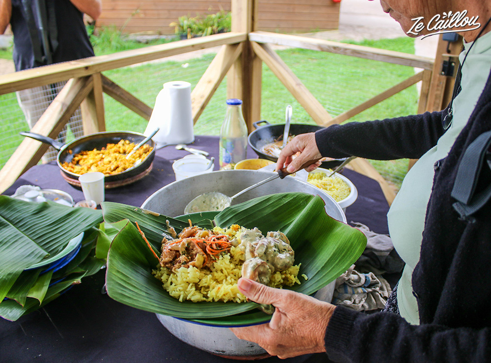 Repas traditionnel revisité à manger dans sa feuille banane au Maïdo.