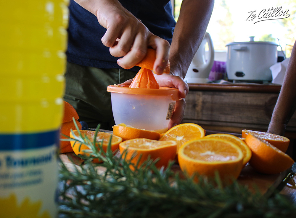 Préparation du jus et punch pour l'apéro lors de l'atelier de cuisine créole à la Réunion.