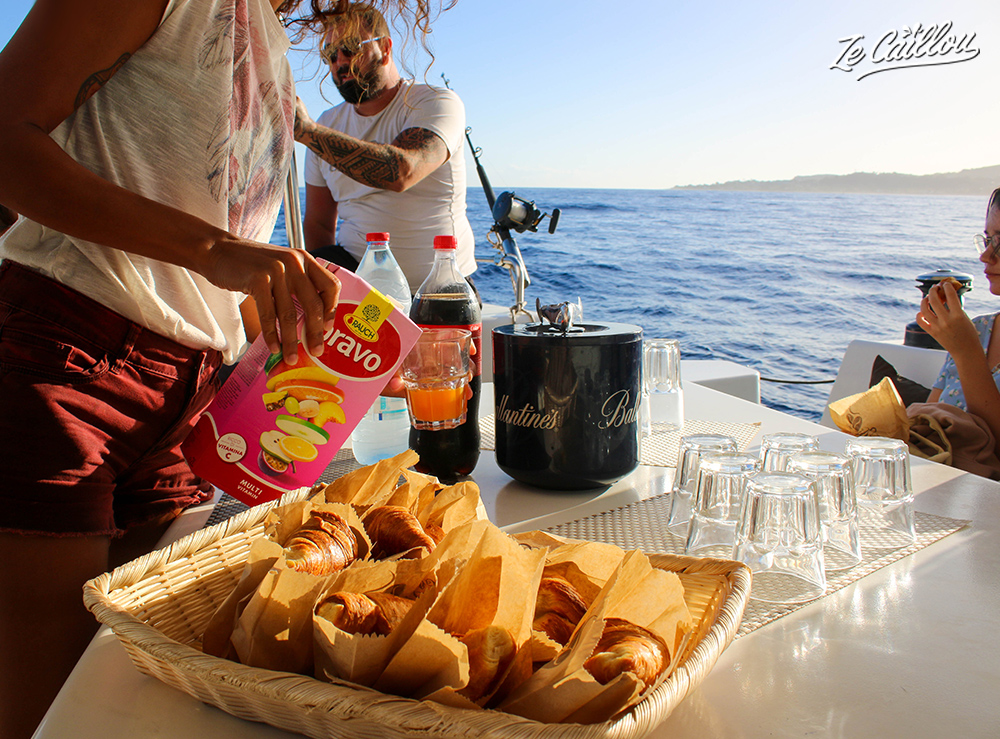 Petit déjeuner et viennoiseries pour démarrer cette balade chill en catamaran à la Réunion.