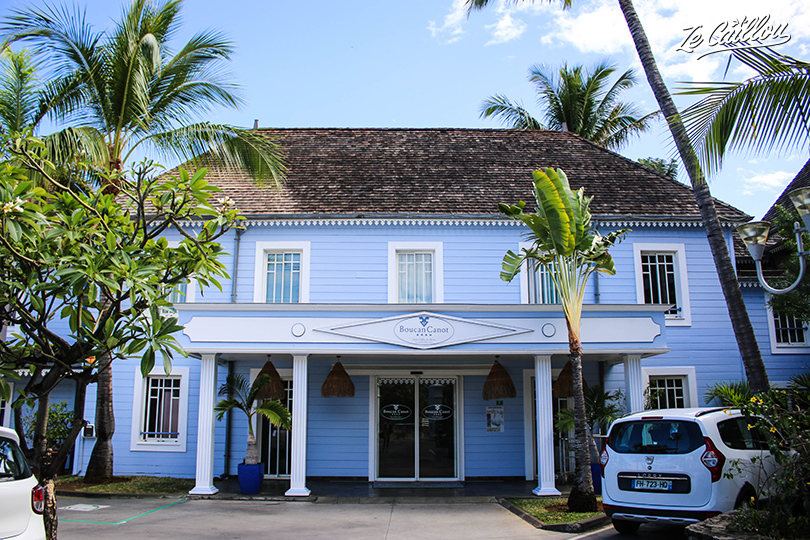 The nice blue creole facade of Le Boucan Canot hotel where we'll enjoy the seaview massage. 