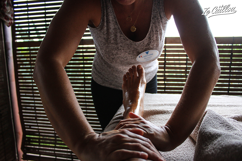 Le massage relaxant est un massage des pieds à la tête.