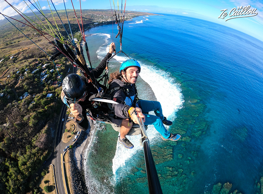 Faire du parachute ascensionnel au dessus de merveilleux lagon réunionnais.