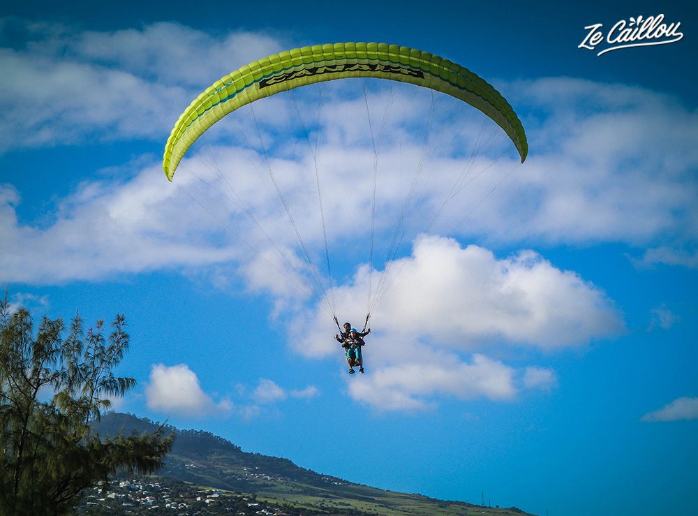 Preparation for the paraglider landing in saint-leu.