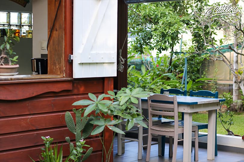 L'espace cuisine partagée dans le jardin de la Case o Zoizos.