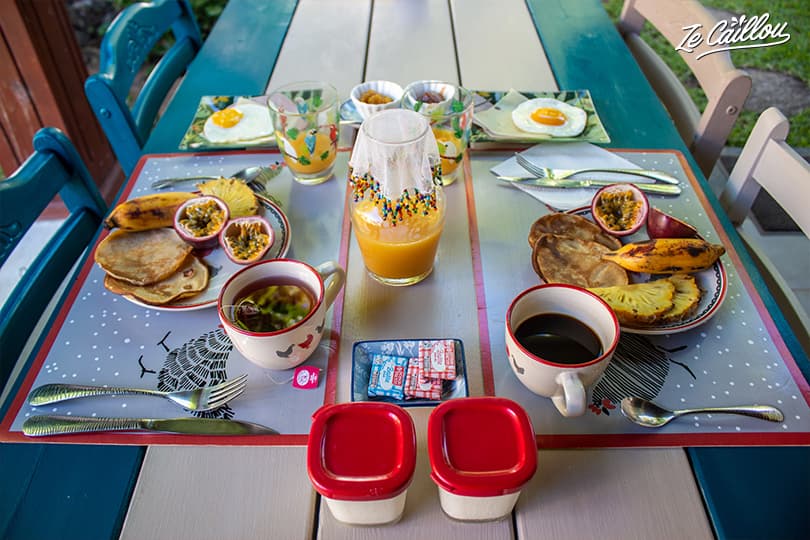 Le petit déjeuner copieux inclus dans le séjour à la Case o Zoizos.