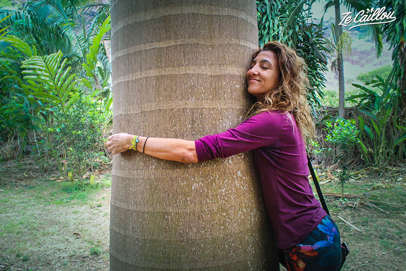 Nina fait des câlins aux arbres au Jardin de Paulo.