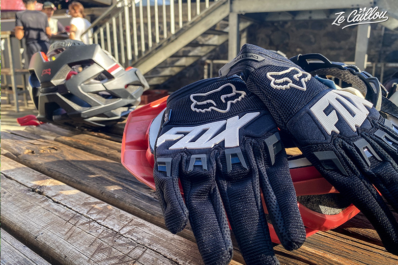 Gloves and helmet, the equipment for the Maïdo mountain bike downhill.