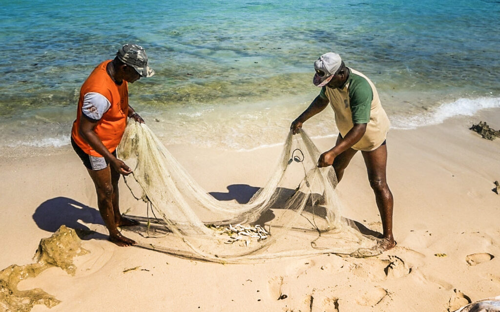 Pêcheurs traditionnels lors de nos balades sur les magnifiques plages de Rodrigues.