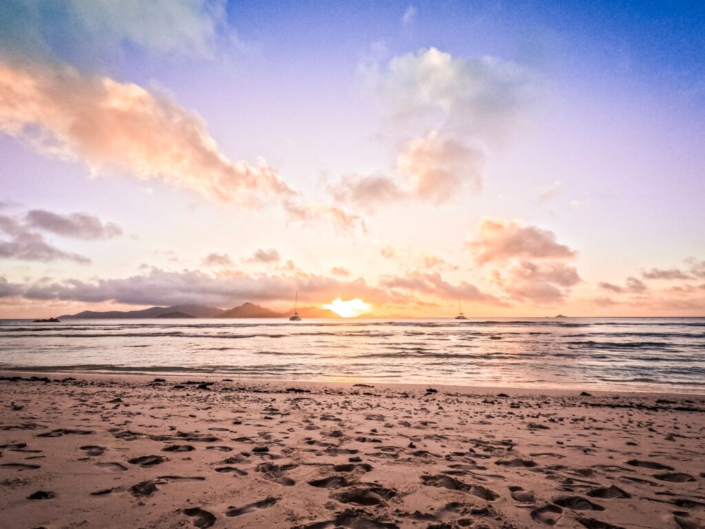 Visiter les Seychelles et profiter de coucher de soleil magnifiques à La Digue.