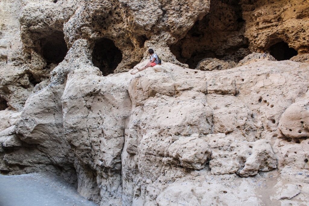 Les parois en grès et de schiste du canyon de sesriem en namibie.
