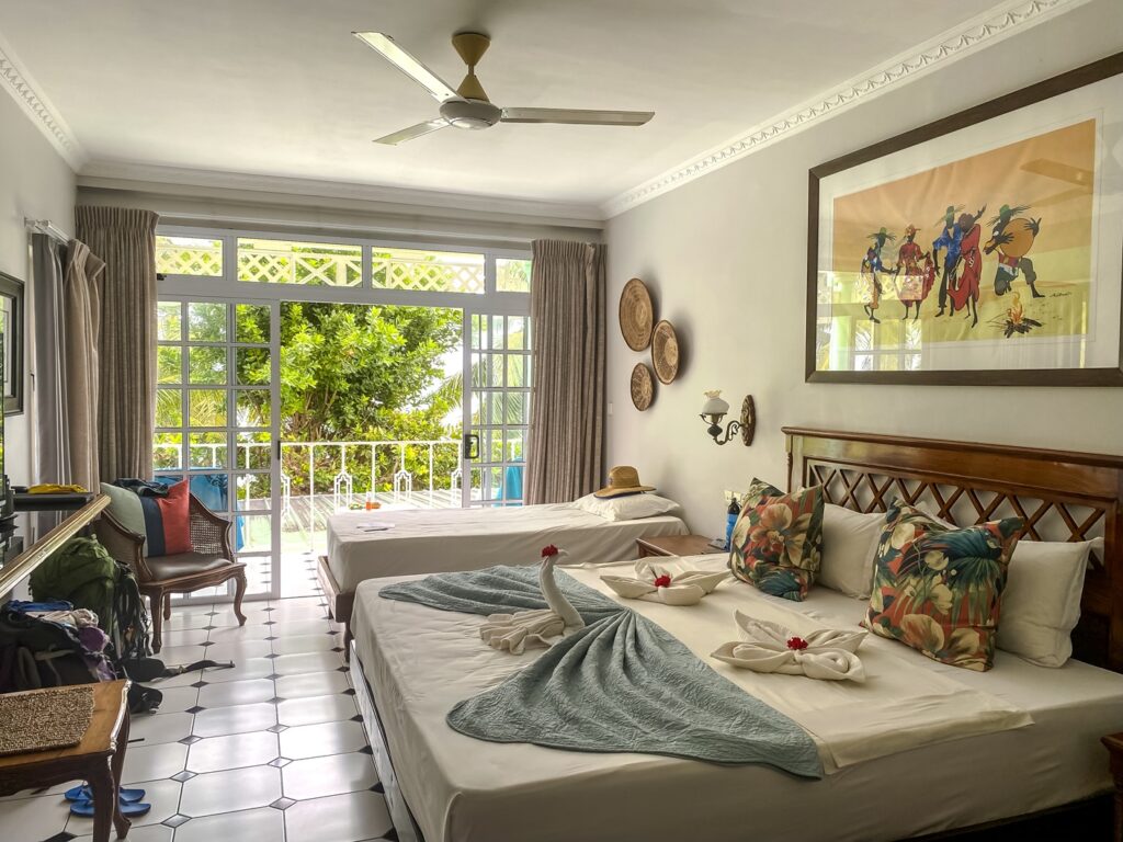 La chambre de notre logement à Praslin aux Seychelles, retrouvez les infos sur notre blog de voyage.