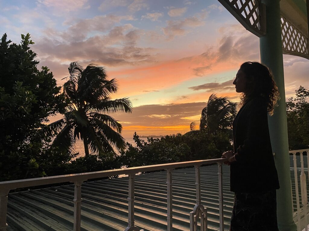 Coucher de soleil depuis le balcon de notre hôtel à Praslin. Visiter les Seychelles.