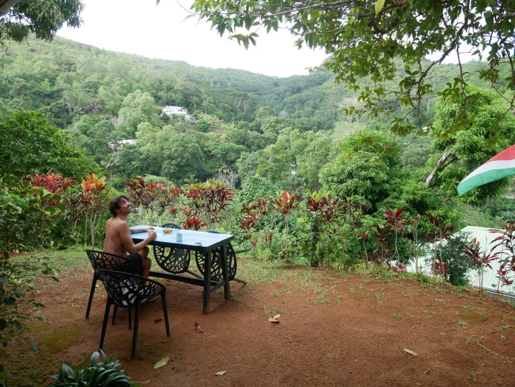 Petit jardin chez Mazelia, notre 1er logement à Mahé en voyage aux Seychelles.