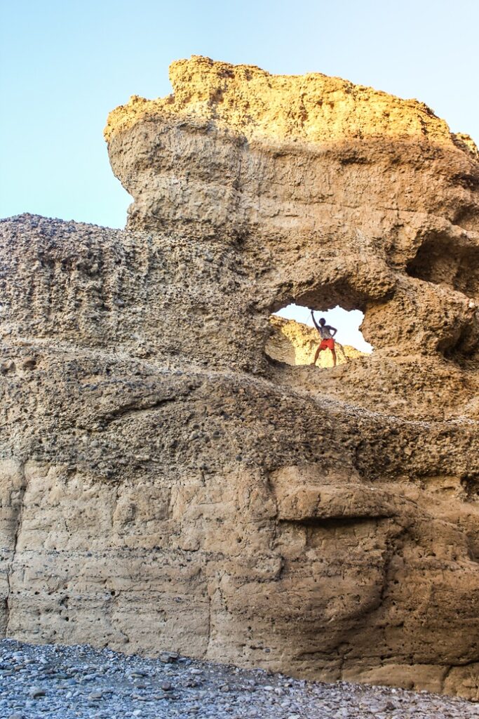 Romain qui adore escaler tout ce qu'il trouve, alors là c'est parfait dans le canyon de Sesriem.