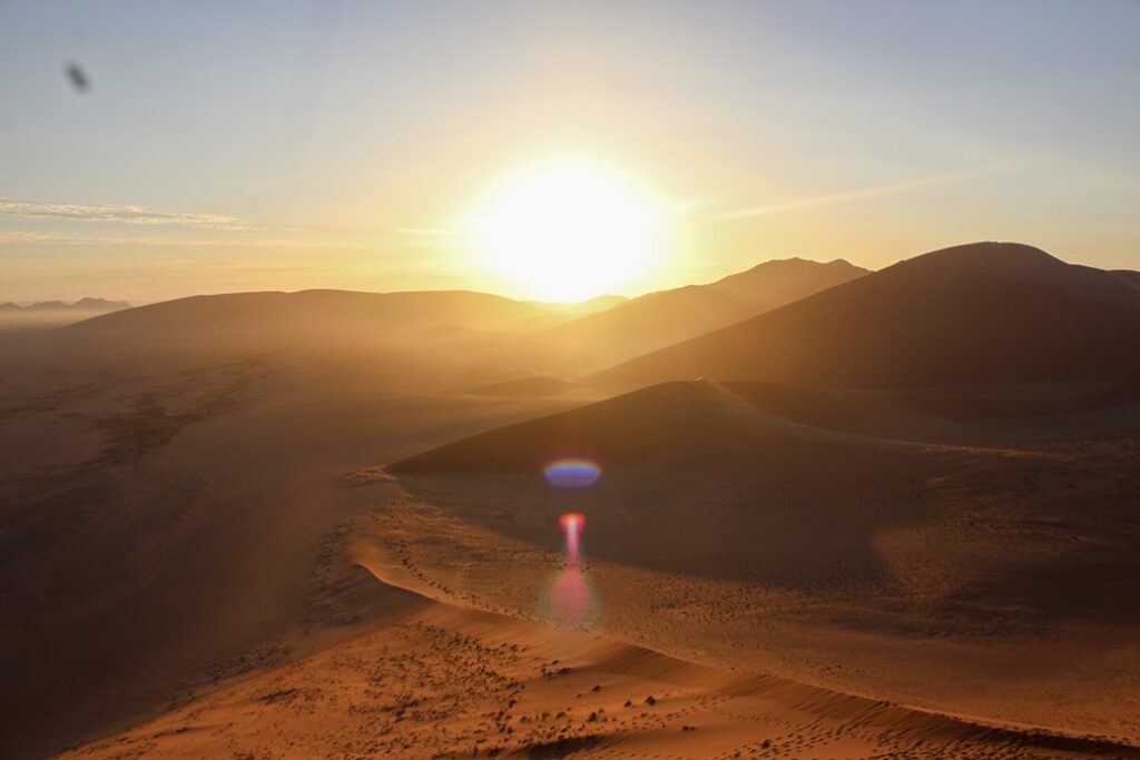 Lever de soleil sur la dune 45 à Sossusvlei en Namibie.