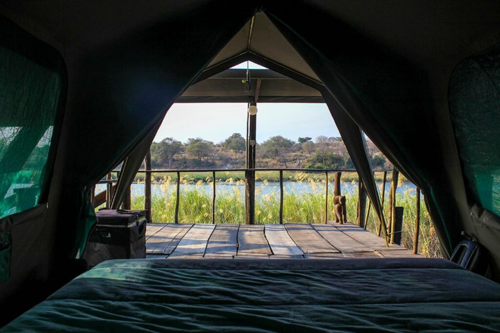 Dormir en tente au bord de l'okavango en Namibie à retrouver sur notre blog de voyage.
