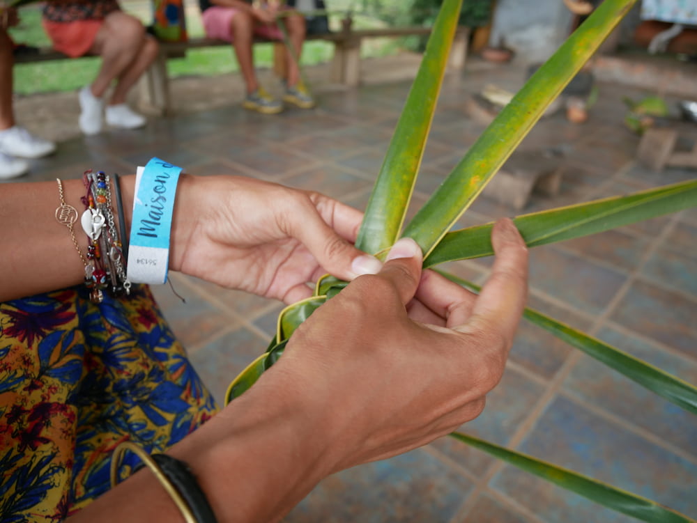 Goutez, cassez et tissez du coco à la maison du coco, un des jardins créoles à la Réunion.