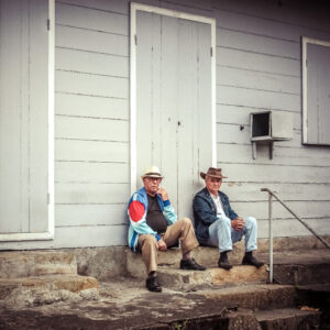 2 hommes assis devant une case créole à Salazie.
