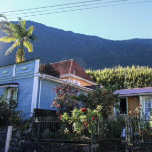 Belles cases créoles à HellBourg avec vue sur les montagnes.