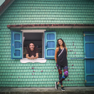 Ze Caillou devant une jolie case créole en bardeaux à Salazie, Réunion.