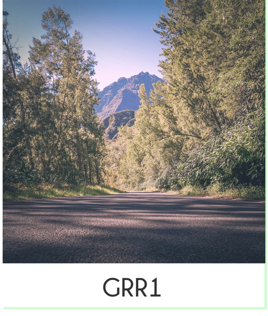 Descende du Col de Fourche au village du Bélier lors de la randonnée du GRR1, le tour du piton des neiges par les 3 cirques.