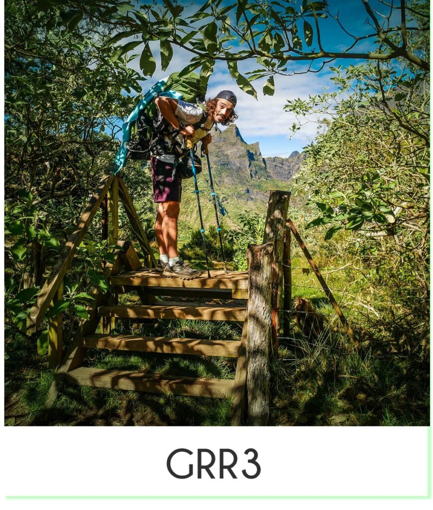 Romain qui randonne lors du GRR3, le tour de mafate à la Réunion.