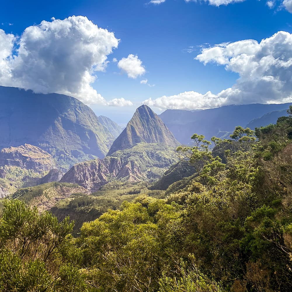 Vue sur le magnifique Piton Cabris depuis la randonnée du sentier scout.